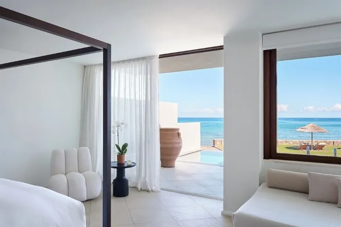 Amirandes a Grecotel Resort to Live, Guves, Grčka — Junior Bungalow Suite Private Pool Water Front