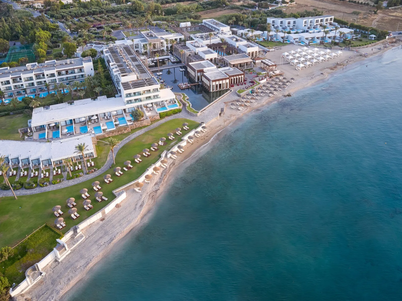 Amirandes a Grecotel Resort to Live, Guves, Grčka — Junior Bungalow Suite waterfront private pool