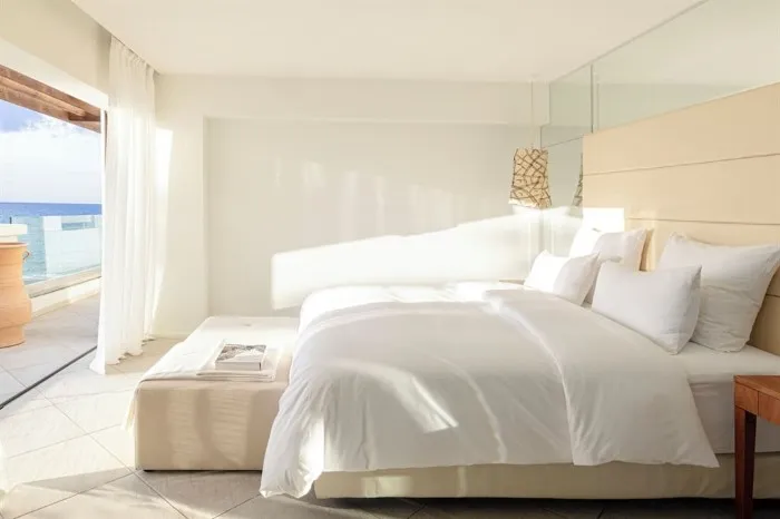 Amirandes a Grecotel Resort to Live, Guves, Grčka — Room Luxury Side Sea View/Lagoon View