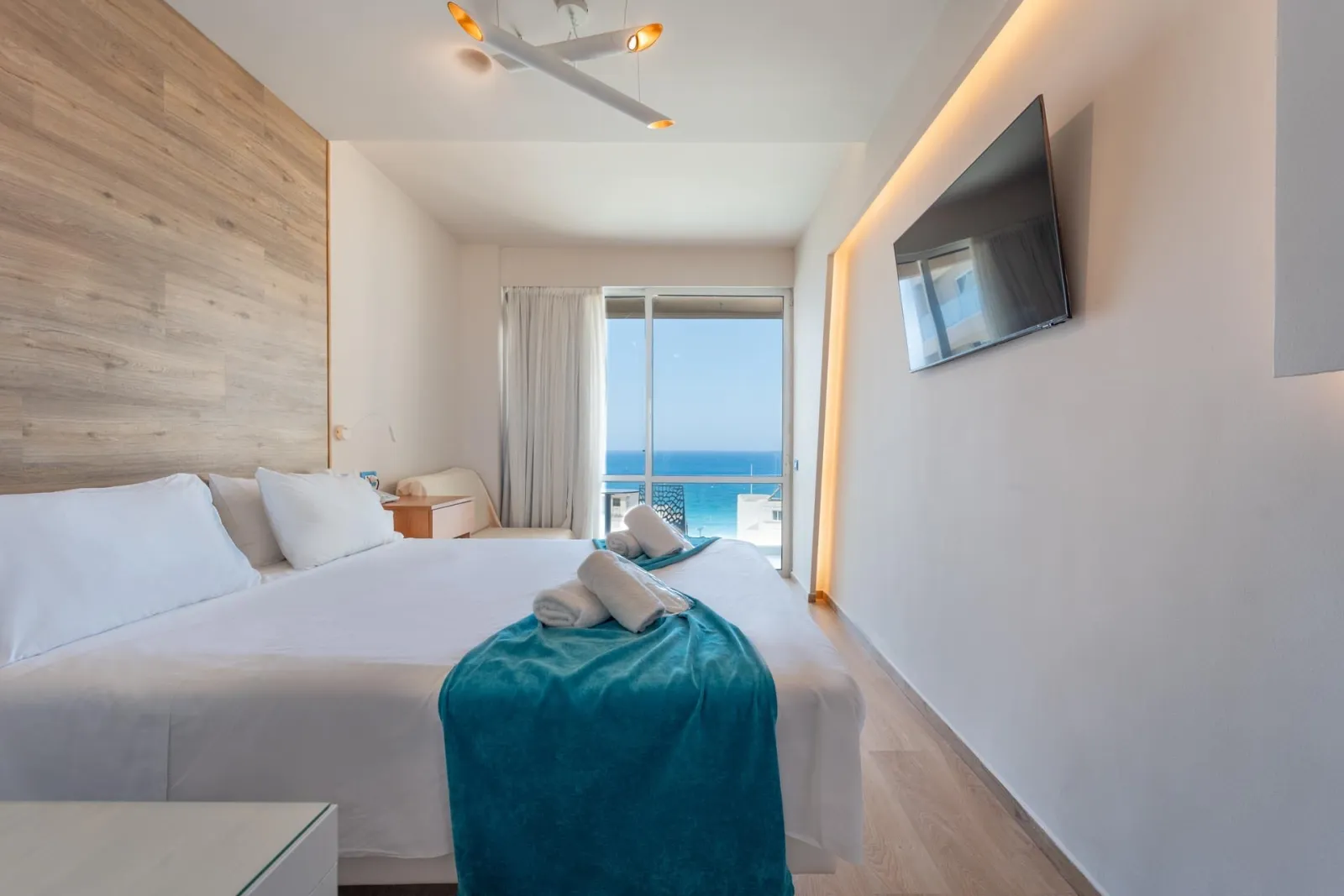 Arte Hotel, Rodos, Grčka — Partial Sea View and Pool Room