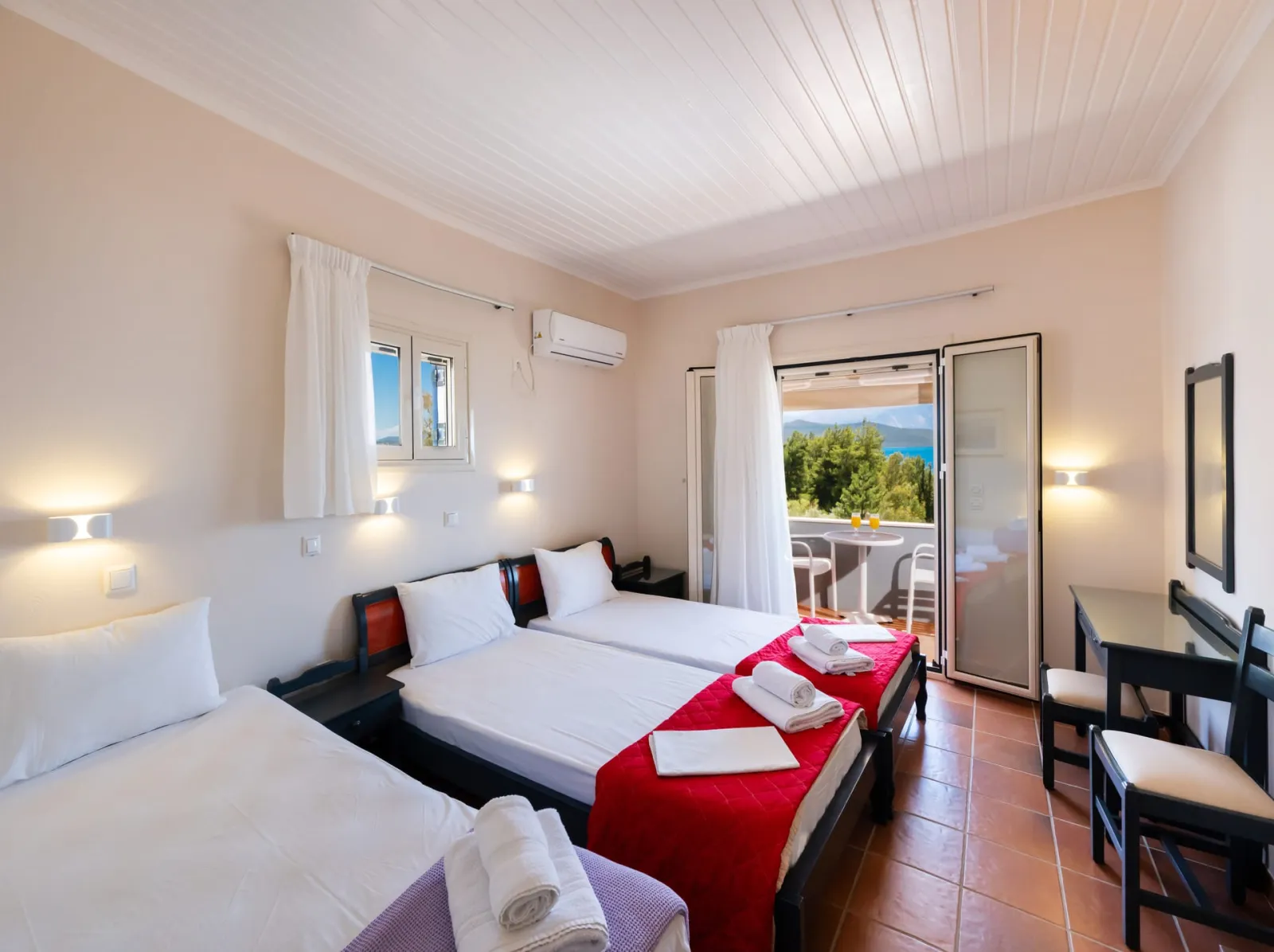Ionion Hotel, Nikiana, Grčka — Superior Triple Room with Sea View