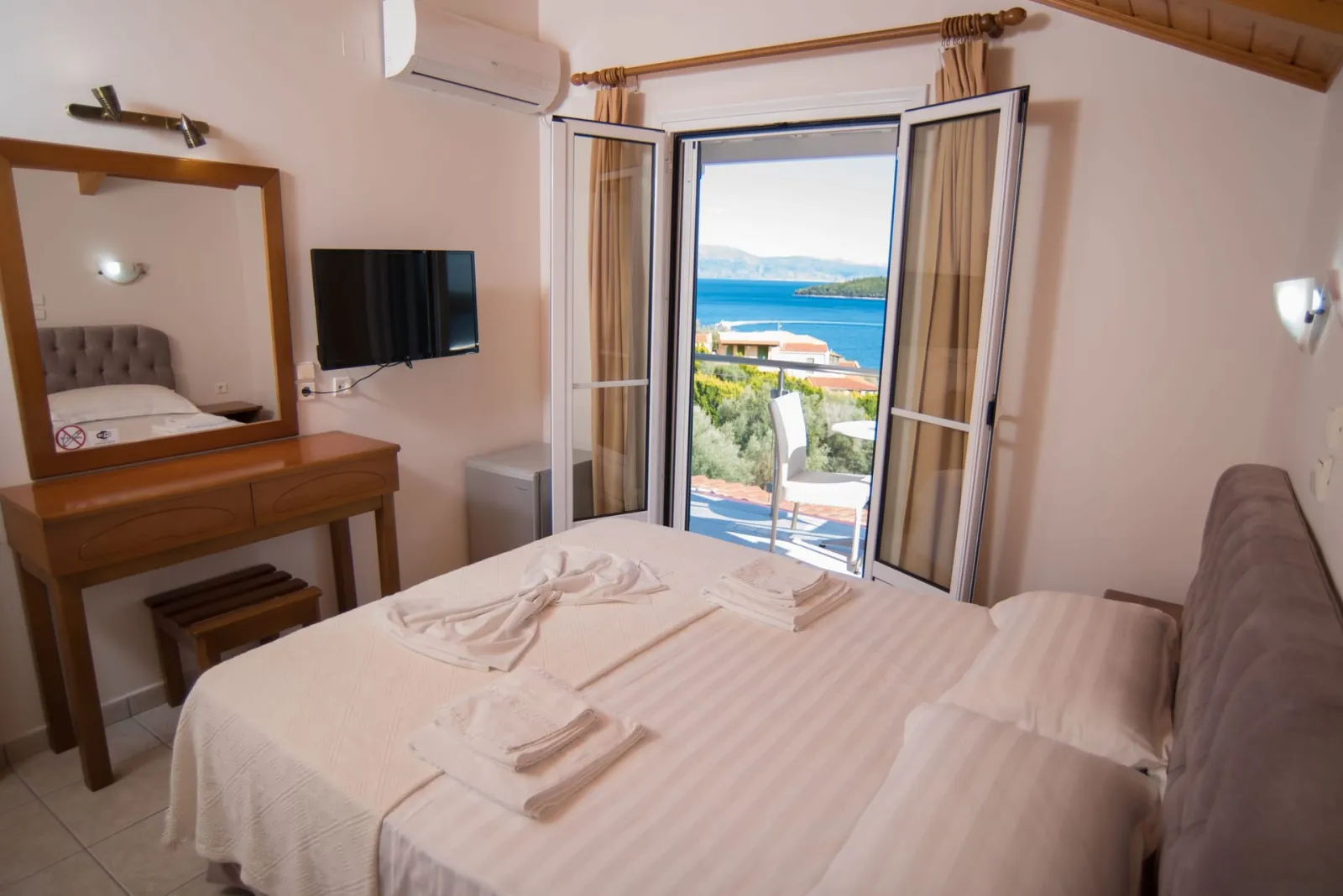 Oasis Hotel Lefkada, Nidri, Grčka — Family Room with Two Bedrooms Sea View