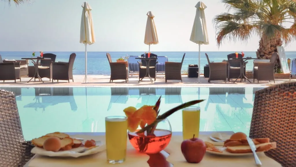 Belussi Beach Hotel & Suites, Drosia, Kipseli, Grčka — plaža