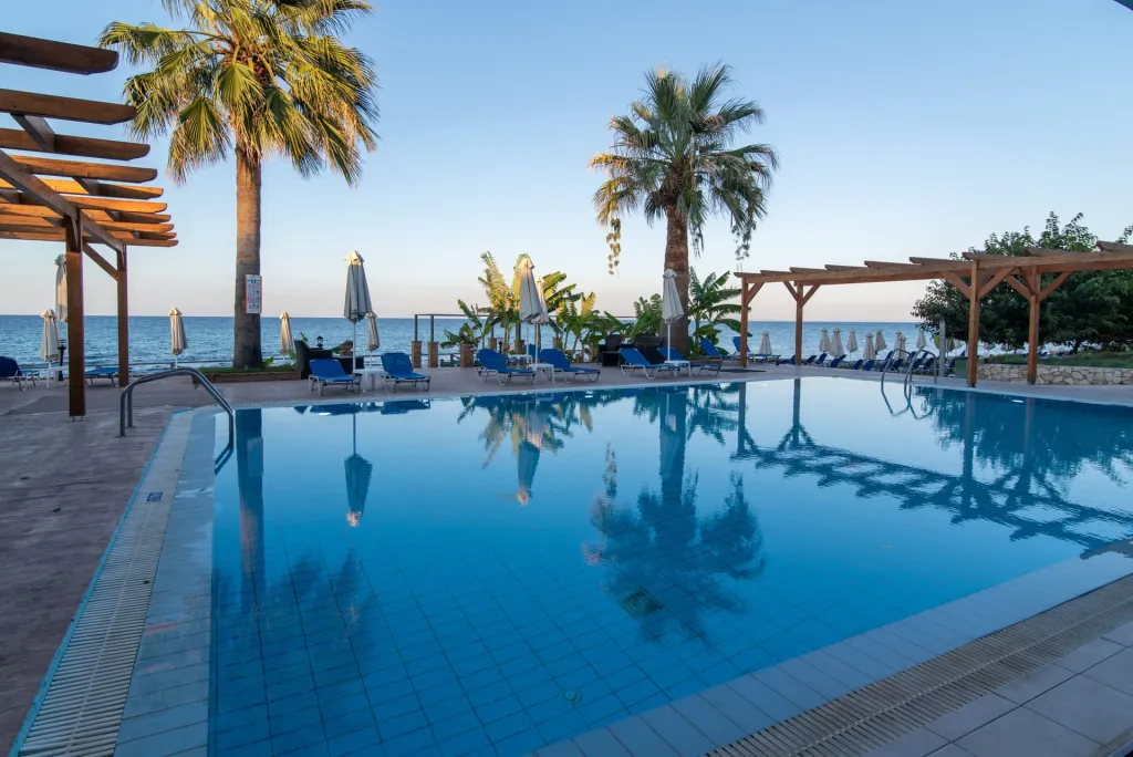 Belussi Beach Hotel & Suites, Drosia, Kipseli, Grčka — plaža