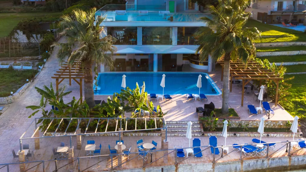 Belussi Beach Hotel & Suites, Drosia, Kipseli, Grčka — plaža