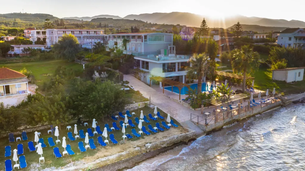 Belussi Beach Hotel & Suites, Drosia, Kipseli, Grčka — plaža