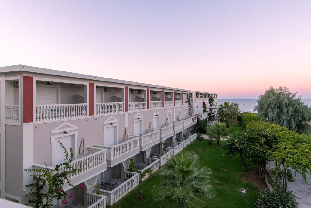 Belussi Beach Hotel & Suites, Drosia, Kipseli, Grčka — plaža