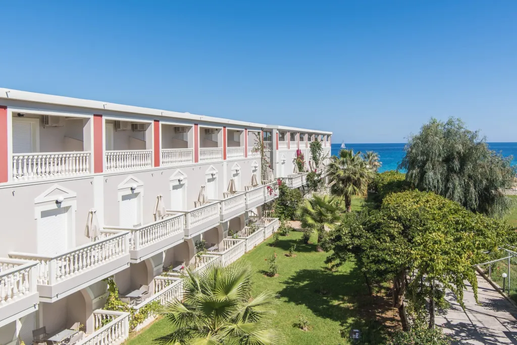 Belussi Beach Hotel & Suites, Drosia, Kipseli, Grčka — plaža