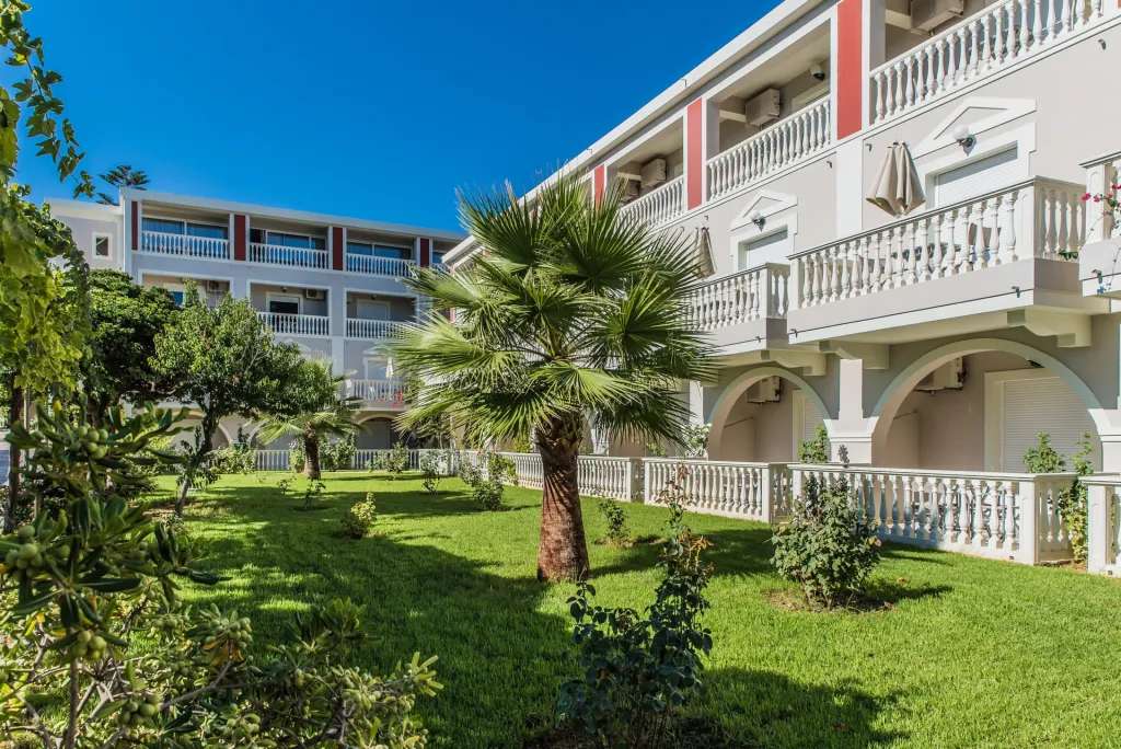 Belussi Beach Hotel & Suites, Drosia, Kipseli, Grčka — plaža
