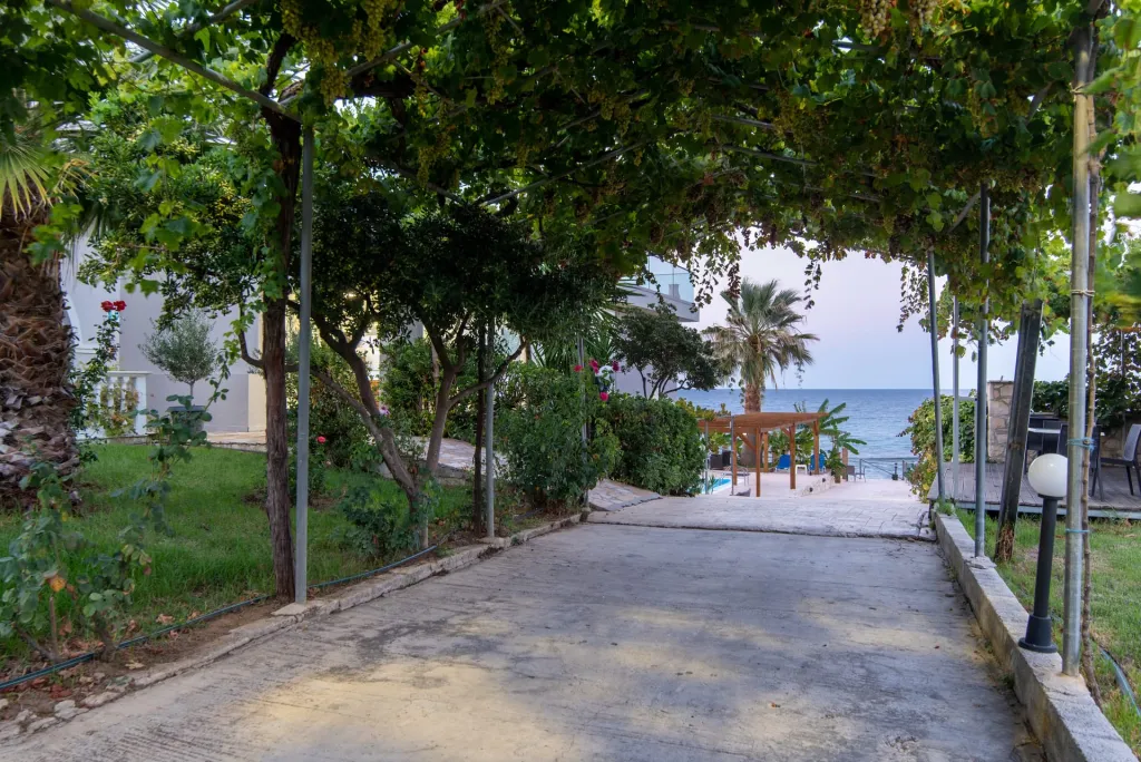 Belussi Beach Hotel & Suites, Drosia, Kipseli, Grčka — plaža