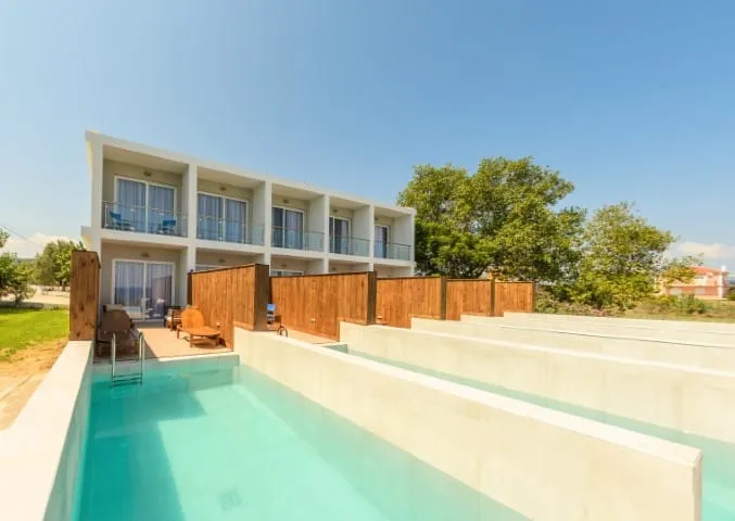 Belussi Beach Hotel & Suites, Drosia, Kipseli, Grčka — Exclusive Suite with Private Pool and Sea View