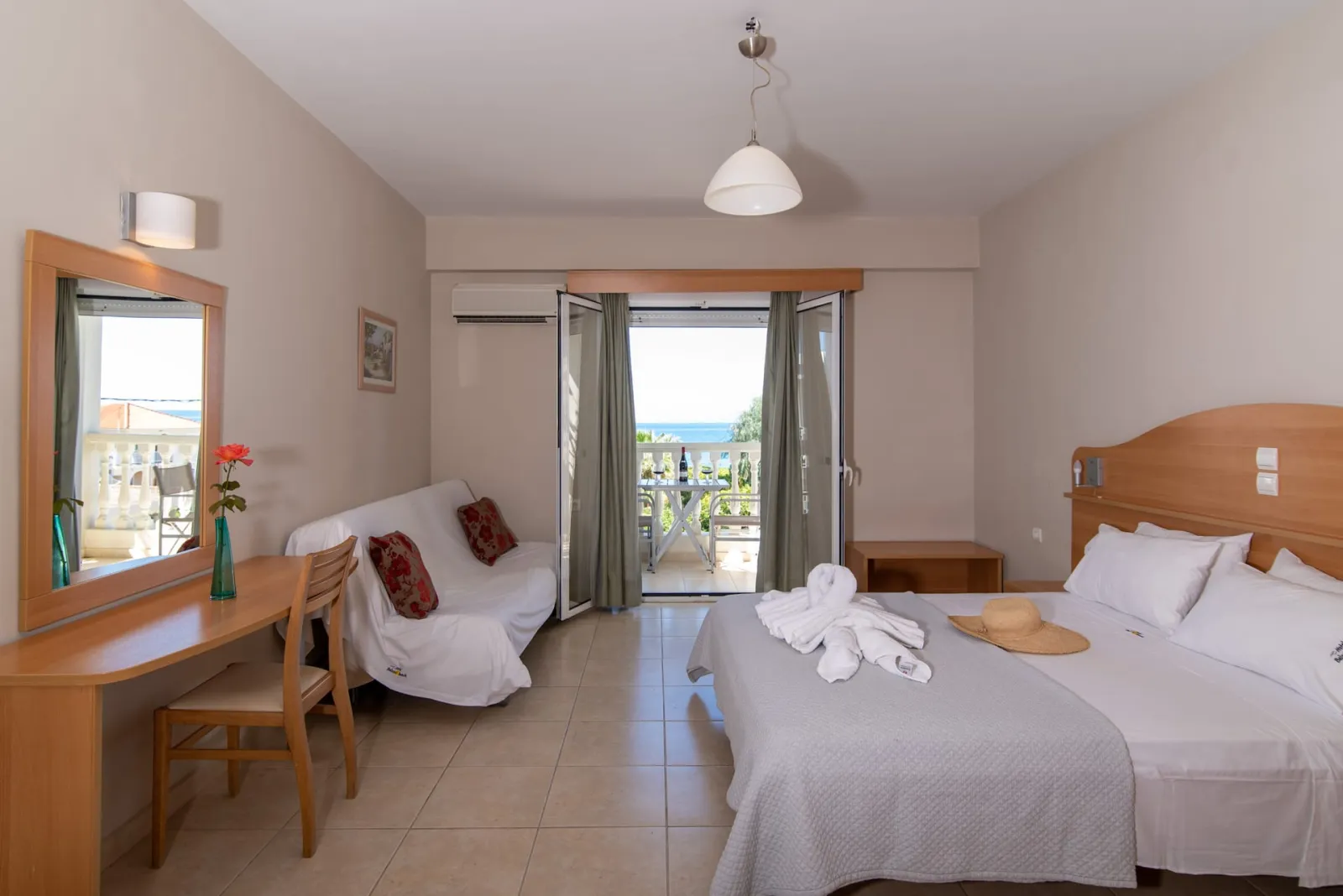 Belussi Beach Hotel & Suites, Drosia, Kipseli, Grčka — Family Room with Side Sea View