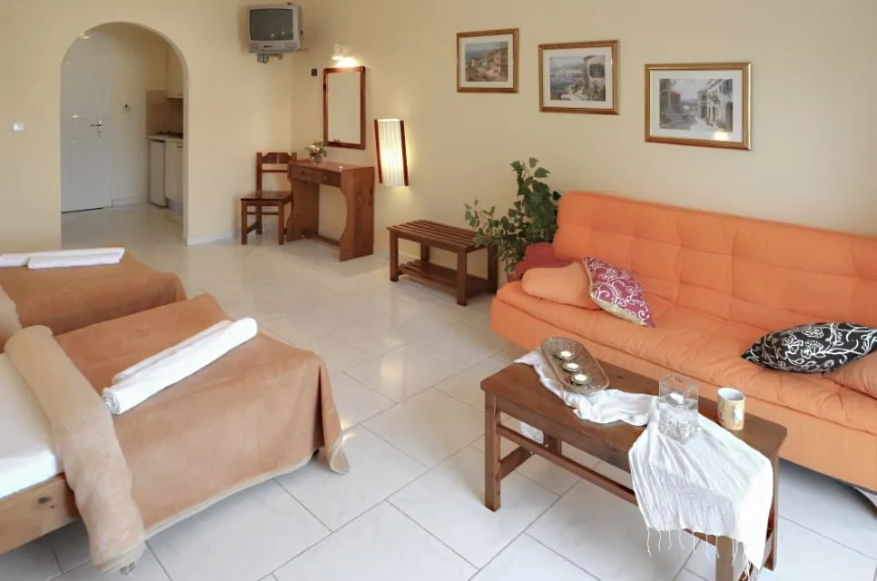 Belussi Beach Hotel & Suites, Drosia, Kipseli, Grčka — One-Bedroom Apartment with Side Sea View