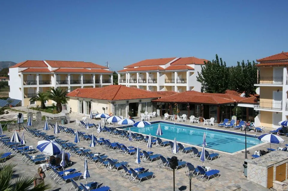 Village Inn Studios & Family Apartments, Agrilia