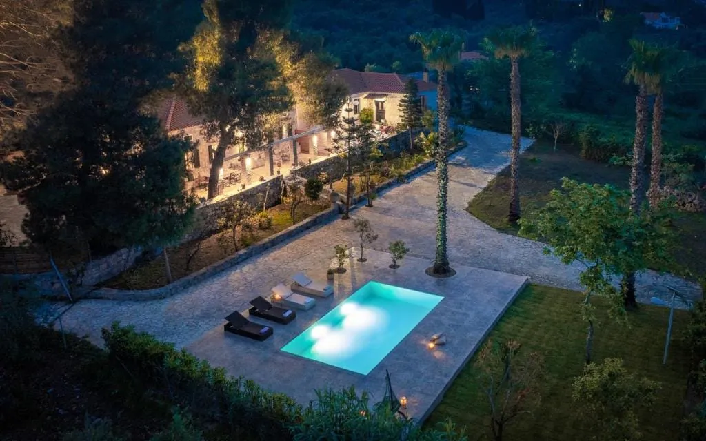 Astarte Villas, Vares, Grčka — Astarte Villas - The Pine Tree Villa with Pool
