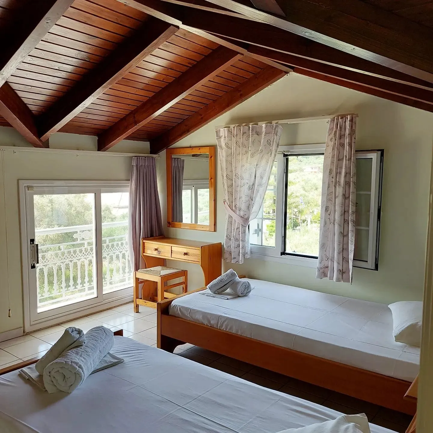 Sunflower Apartments & Studios Zakynthos, Laganas, Grčka — Loft Apartment - 2 Bedroom with King Size Comfort & View