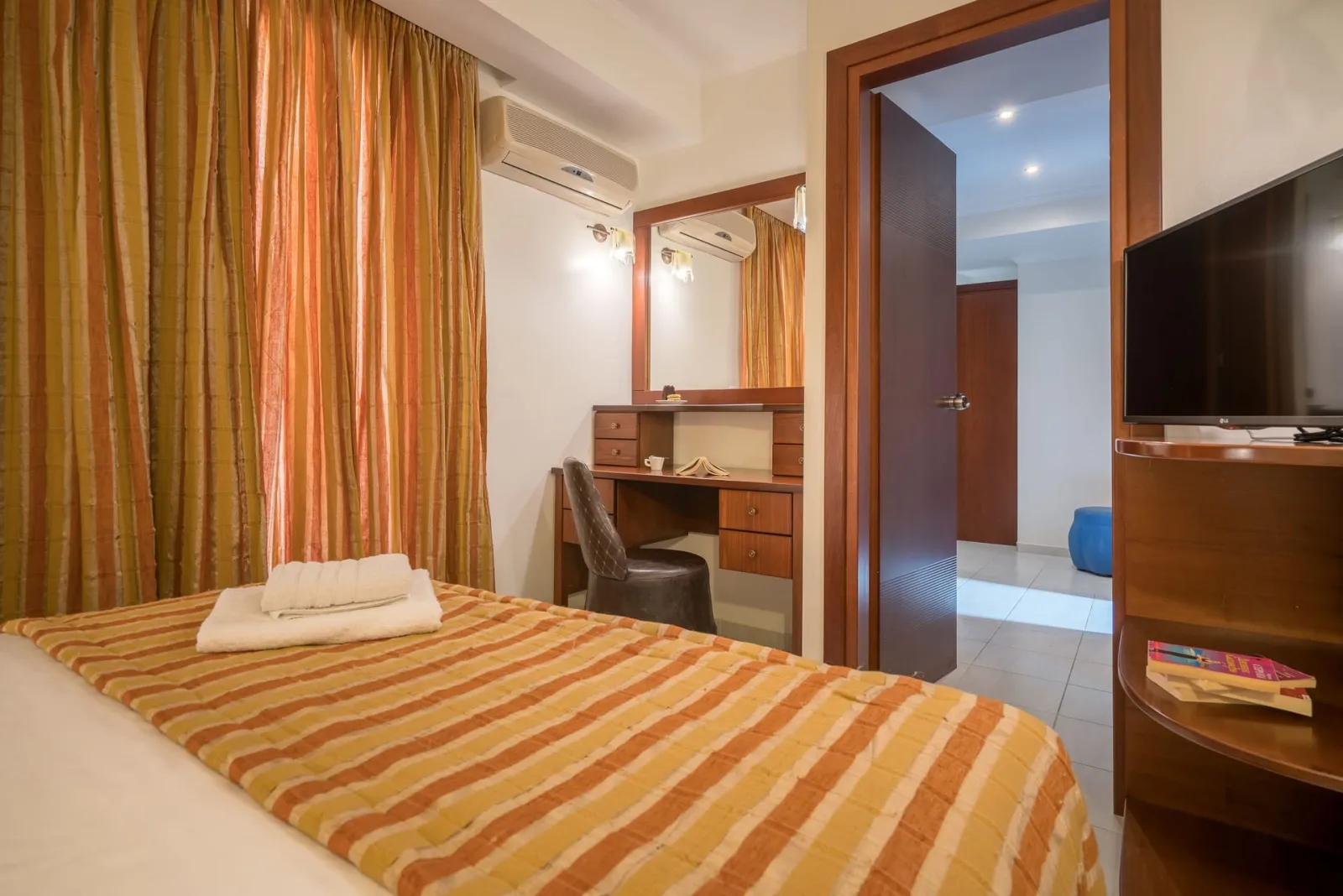 Galaxy Hotel Zakynthos, Laganas, Grčka — Space Family Suite with Jacuzzi Bath & Shower