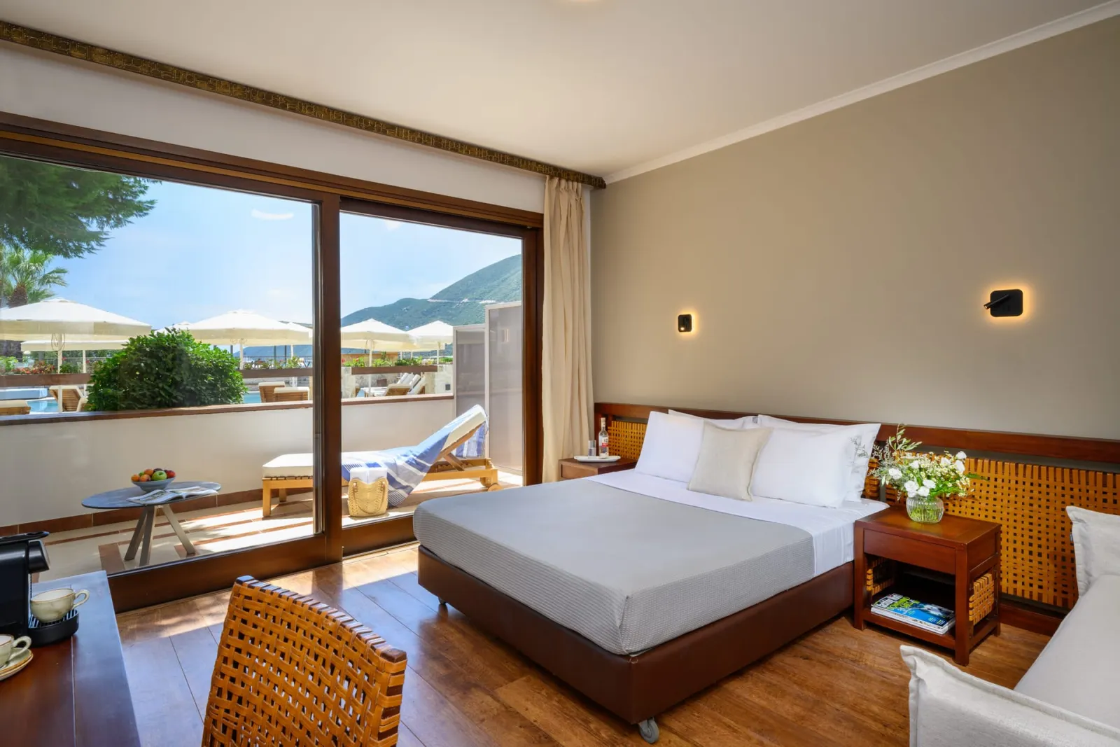 Elisso Hotel Lefkada, Vasiliki, Grčka — Deluxe Room with Sea View & Balcony