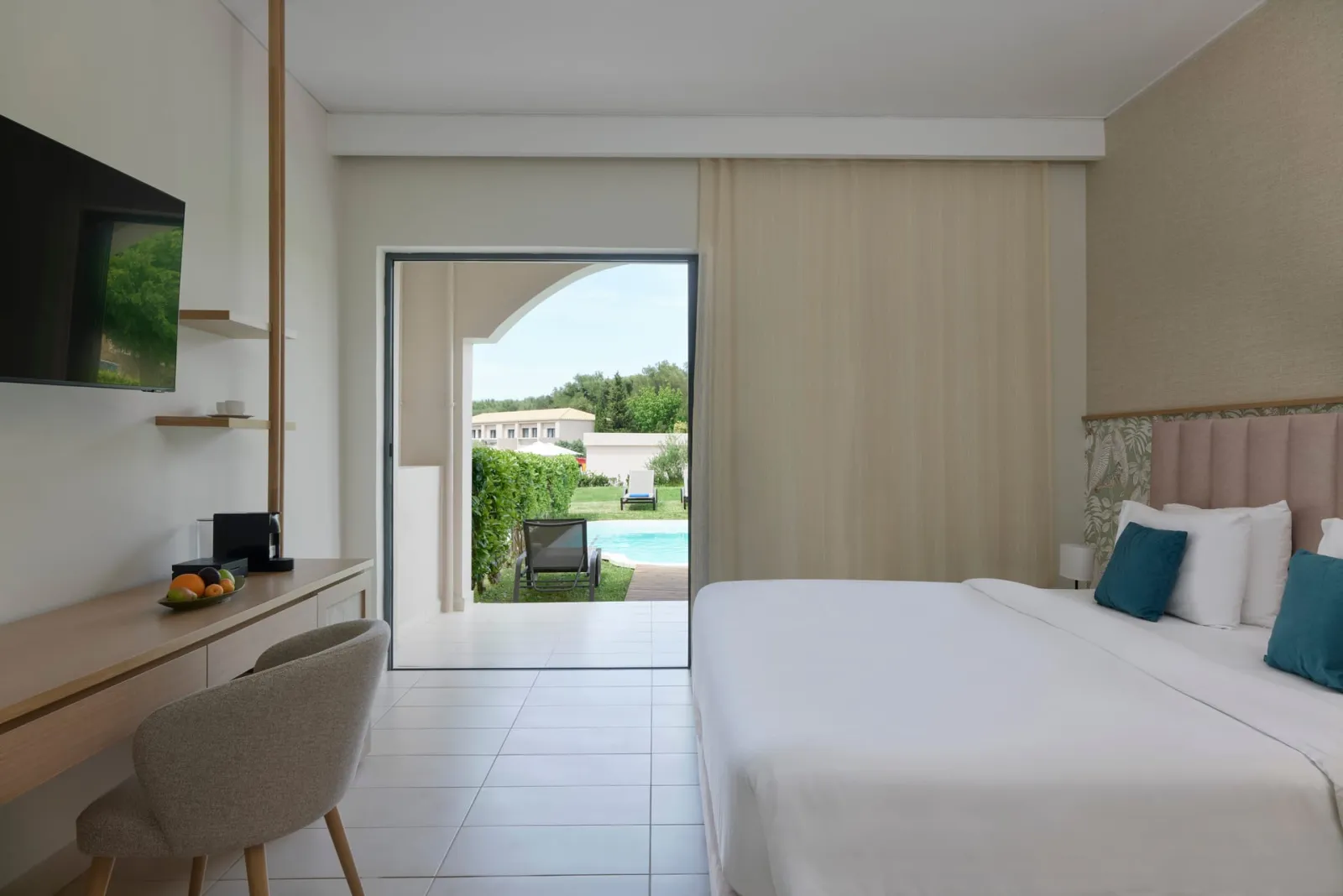 Atlantica Eleon Grand, Planos, Grčka — Family Room Garden View with Private Pool
