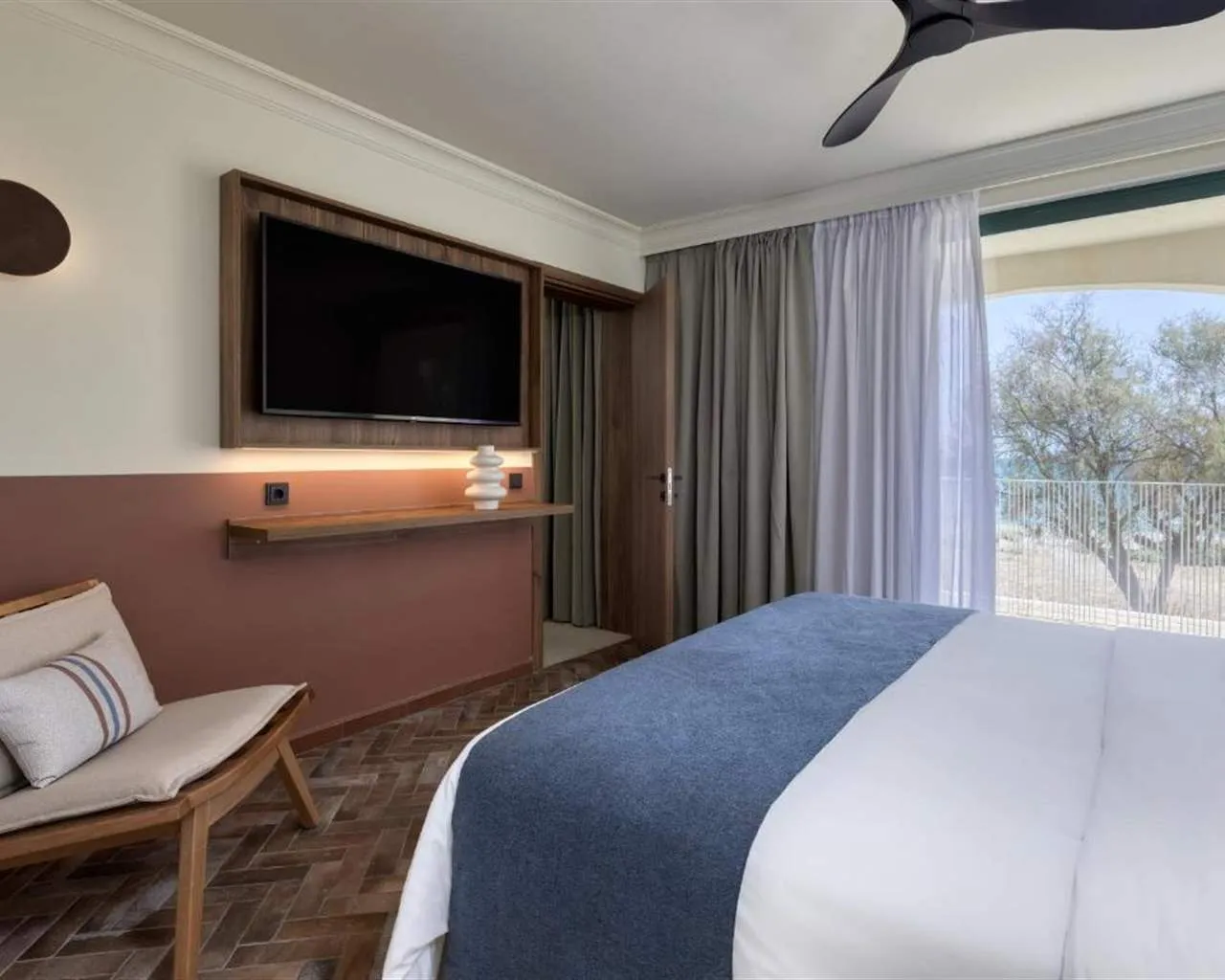 Domes Aulus Zante, Autograph Collection, Laganas / Kalamaki, Grčka — Suite Sapphire Cozy /Cool Living Selection