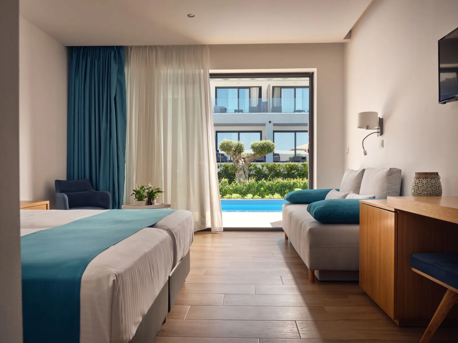 Cavo Orient Beach Hotel Zakynthos, Planos, Grčka — Junior Suite with Shared Pool