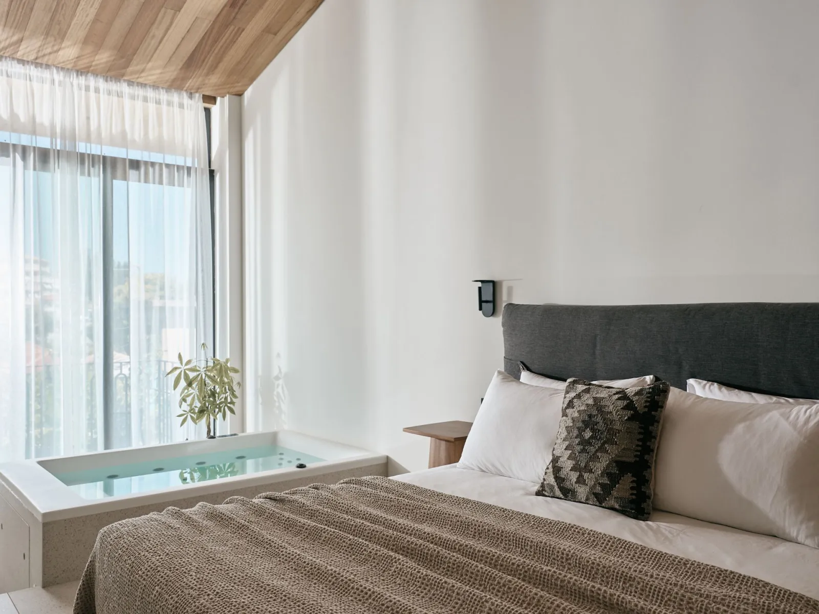 Contessina Suites & Spa Zakynthos, Tsilivi, Grčka — Upper Floor Suite with Hot Tub