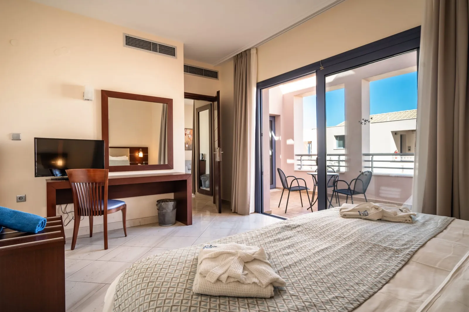 Porto Galini Seaside Resort and Spa Lefkada, Nikiana, Grčka — Suite with Garden view