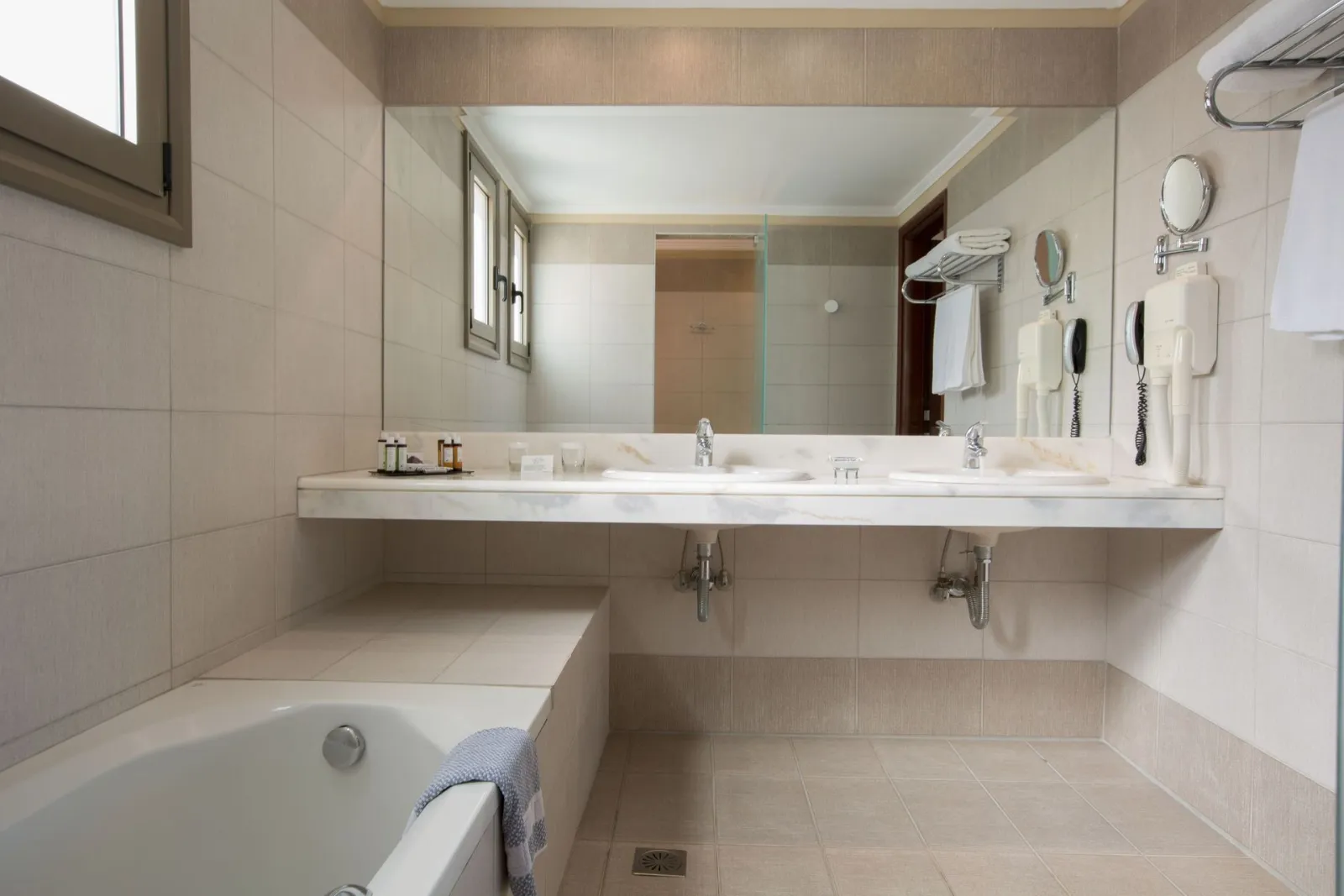 Porto Galini Seaside Resort and Spa Lefkada, Nikiana, Grčka — Suite with Sea view