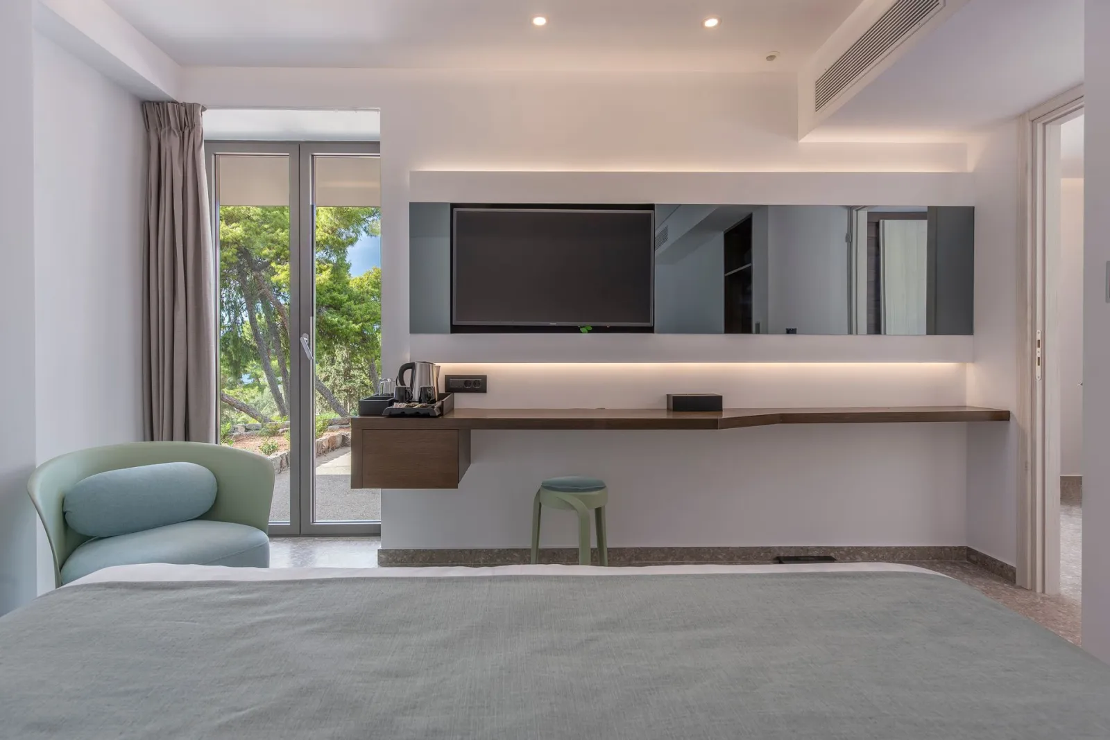 LaliBay Resort & Spa Aegina, Eginitisa – Perdika, Grčka — Deluxe Triple Room with Terrace
