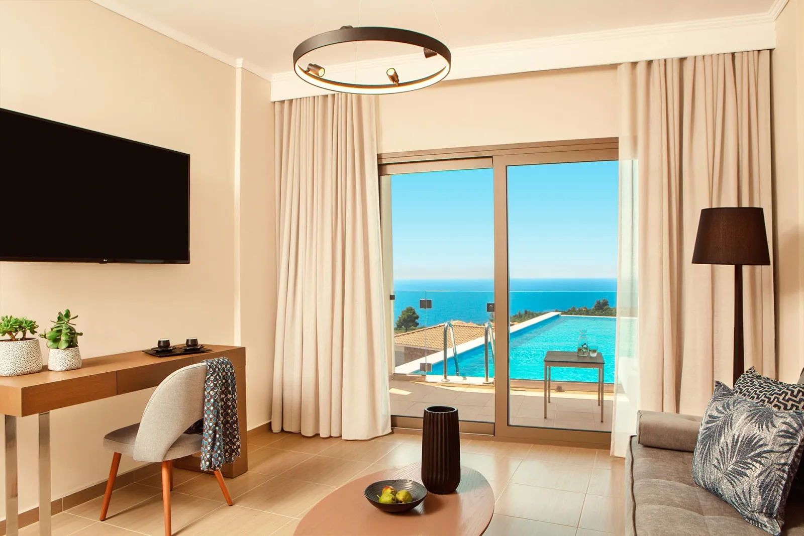 Zeus Eleva Ajul, Agia Paraskevi, Grčka — Deluxe Family Room Sharing Pool