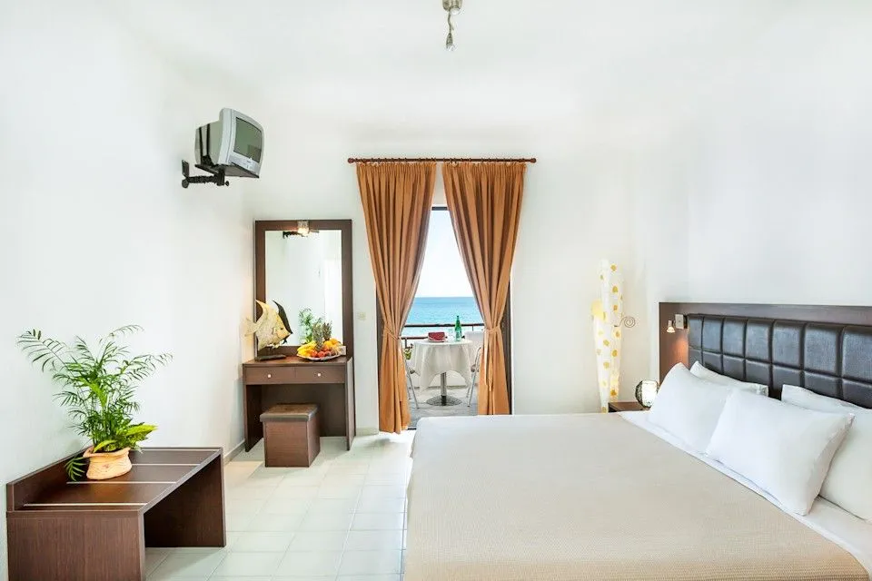 Xenios Dolphin Beach Hotel, Posidi, Grčka — plaža