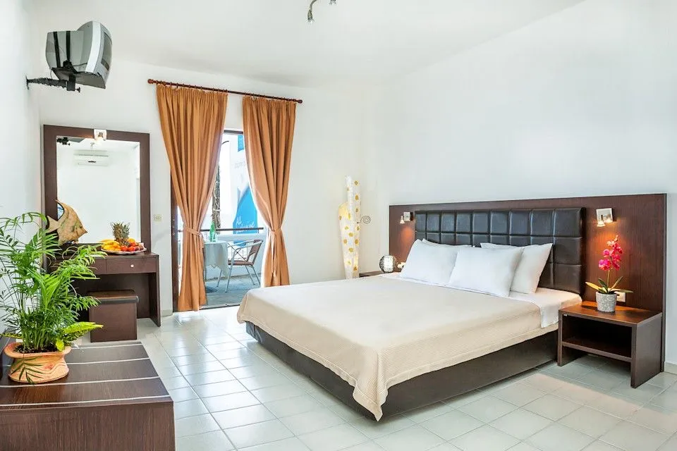 Xenios Dolphin Beach Hotel, Posidi, Grčka — plaža
