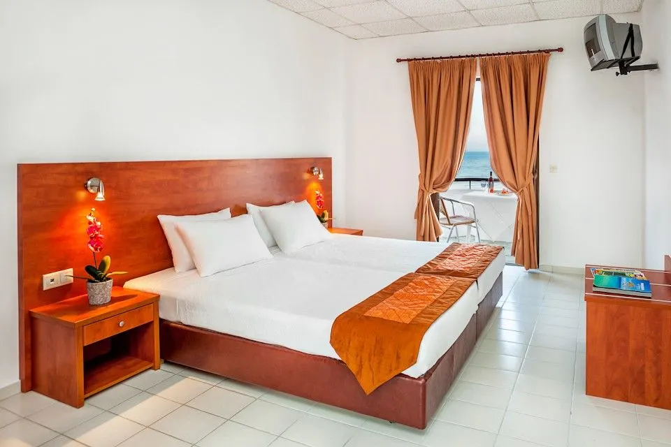 Xenios Dolphin Beach Hotel, Posidi, Grčka — plaža