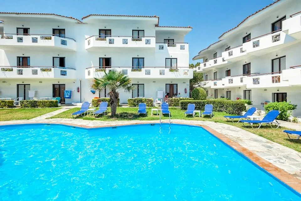 Xenios Dolphin Beach Hotel, Posidi, Grčka — plaža