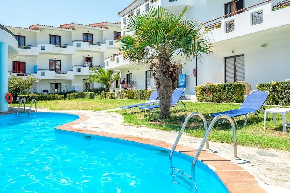 Xenios Dolphin Beach Hotel, Posidi, Grčka — plaža