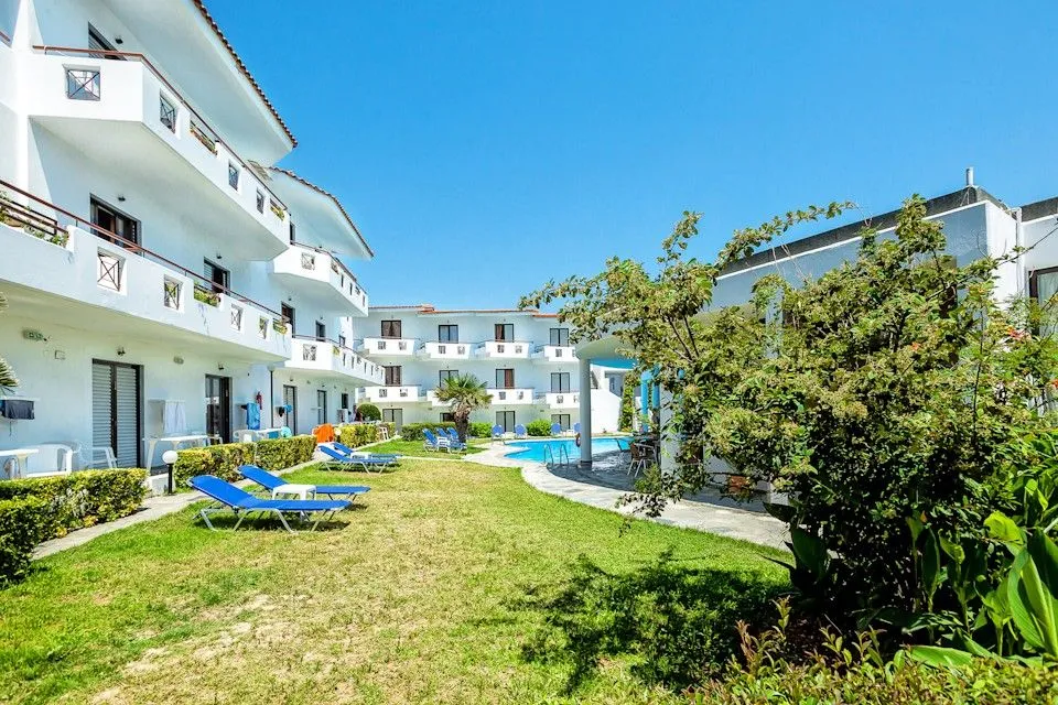 Xenios Dolphin Beach Hotel, Posidi, Grčka — plaža