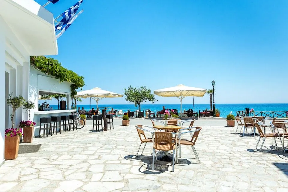 Xenios Dolphin Beach Hotel, Posidi, Grčka — plaža