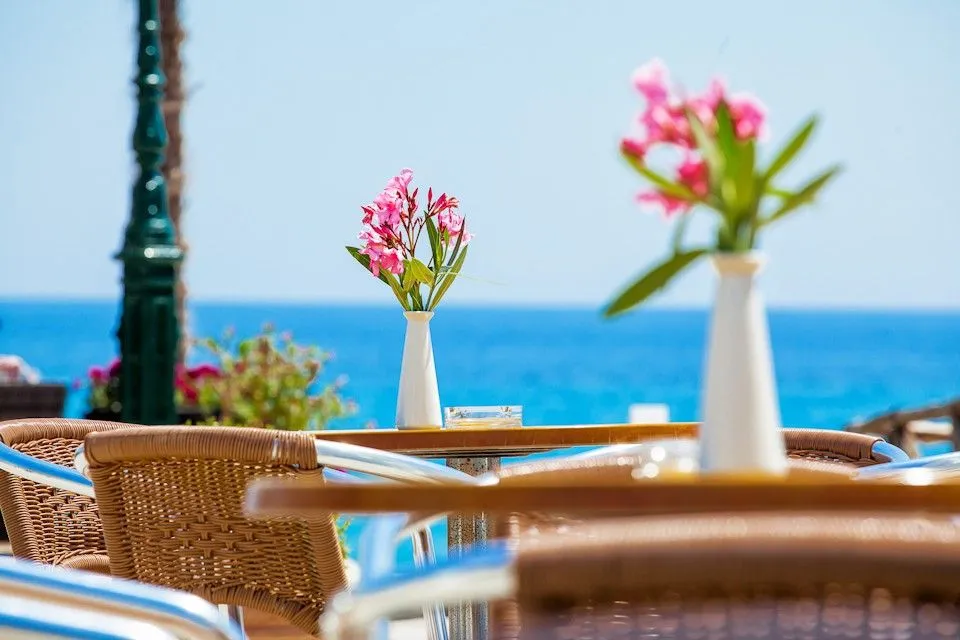 Xenios Dolphin Beach Hotel, Posidi, Grčka — plaža
