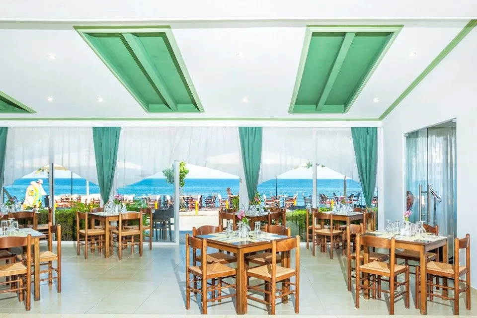 Xenios Dolphin Beach Hotel, Posidi, Grčka — plaža