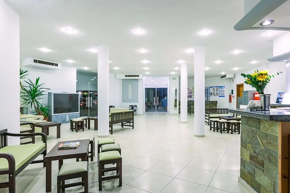 Xenios Dolphin Beach Hotel, Posidi, Grčka — plaža