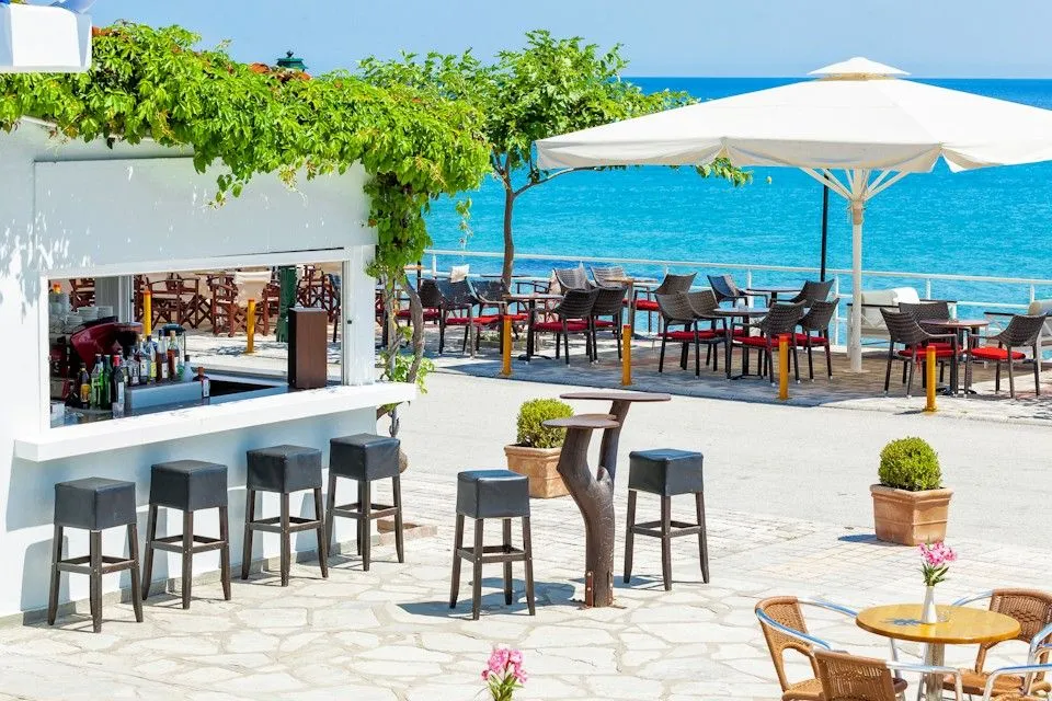 Xenios Dolphin Beach Hotel, Posidi, Grčka — plaža