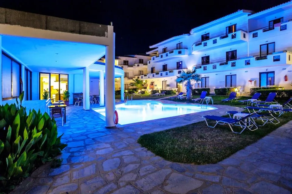 Xenios Dolphin Beach Hotel, Posidi, Grčka — plaža