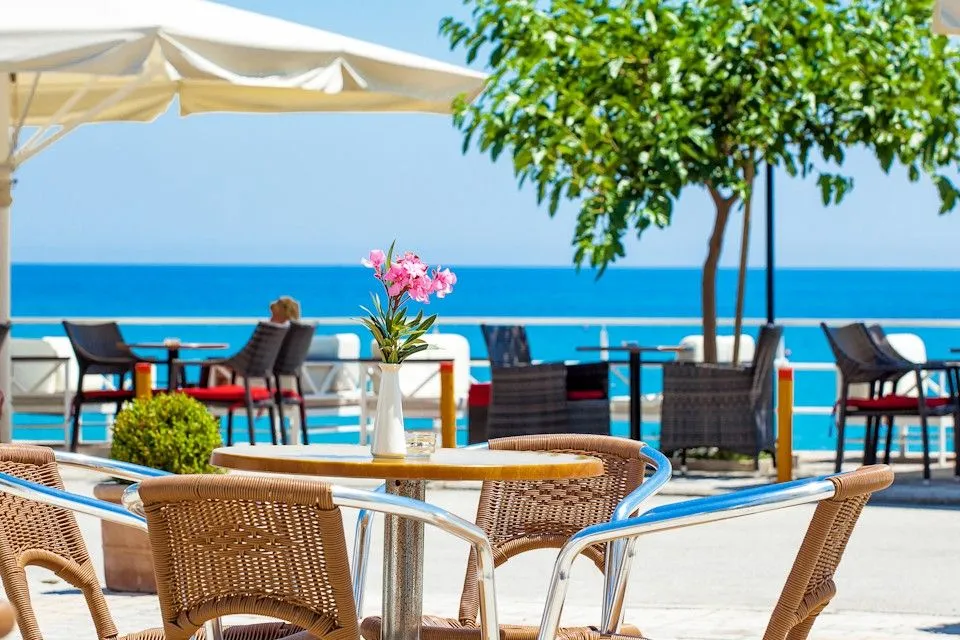 Xenios Dolphin Beach Hotel, Posidi, Grčka — plaža