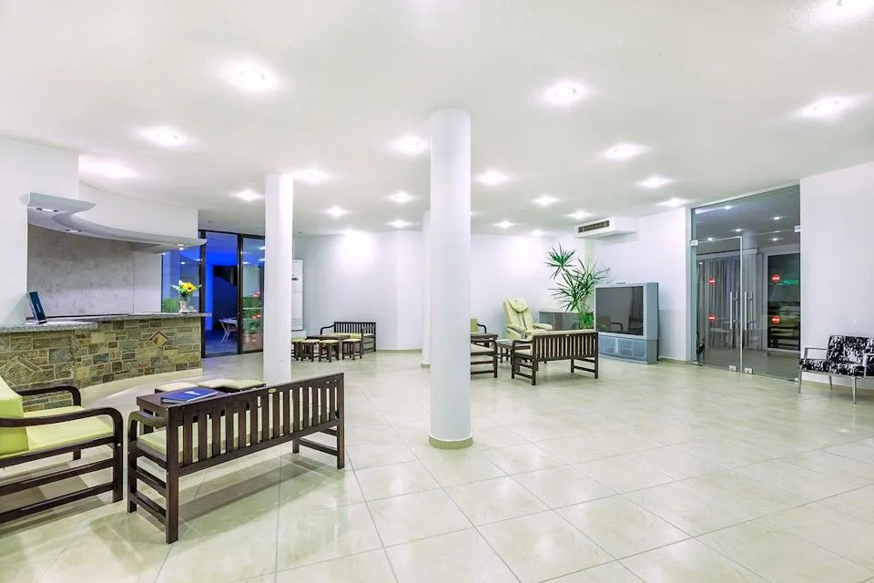 Xenios Dolphin Beach Hotel, Posidi, Grčka — plaža