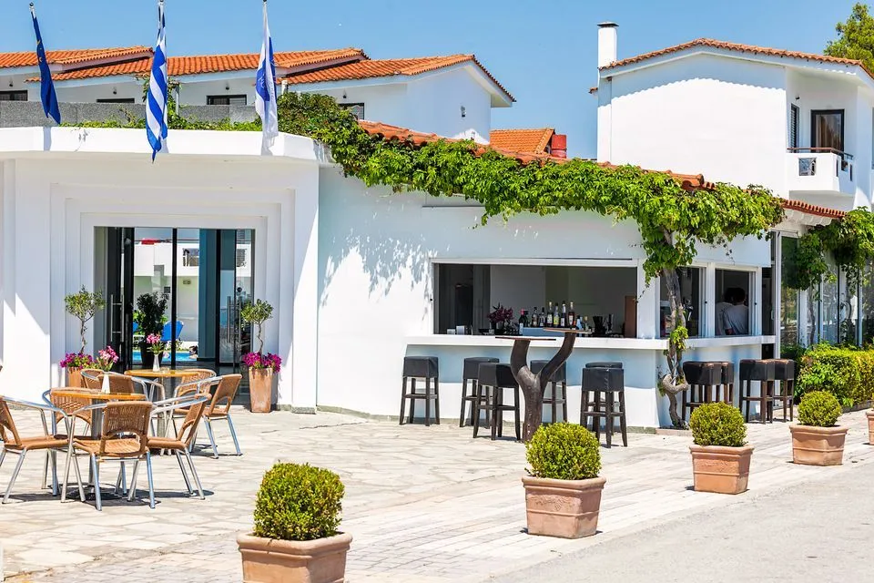 Xenios Dolphin Beach Hotel, Posidi, Grčka — plaža