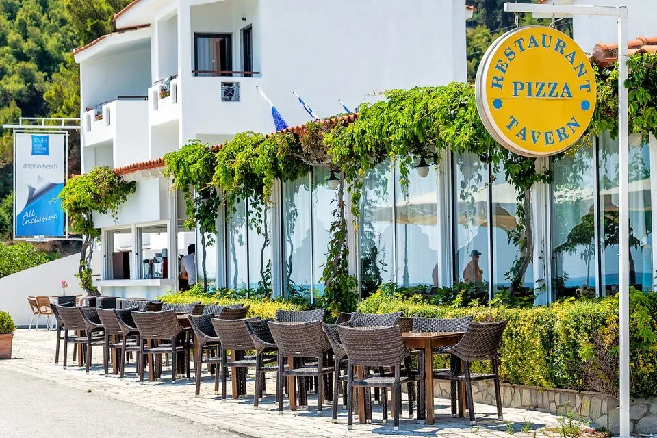 Xenios Dolphin Beach Hotel, Posidi, Grčka — plaža