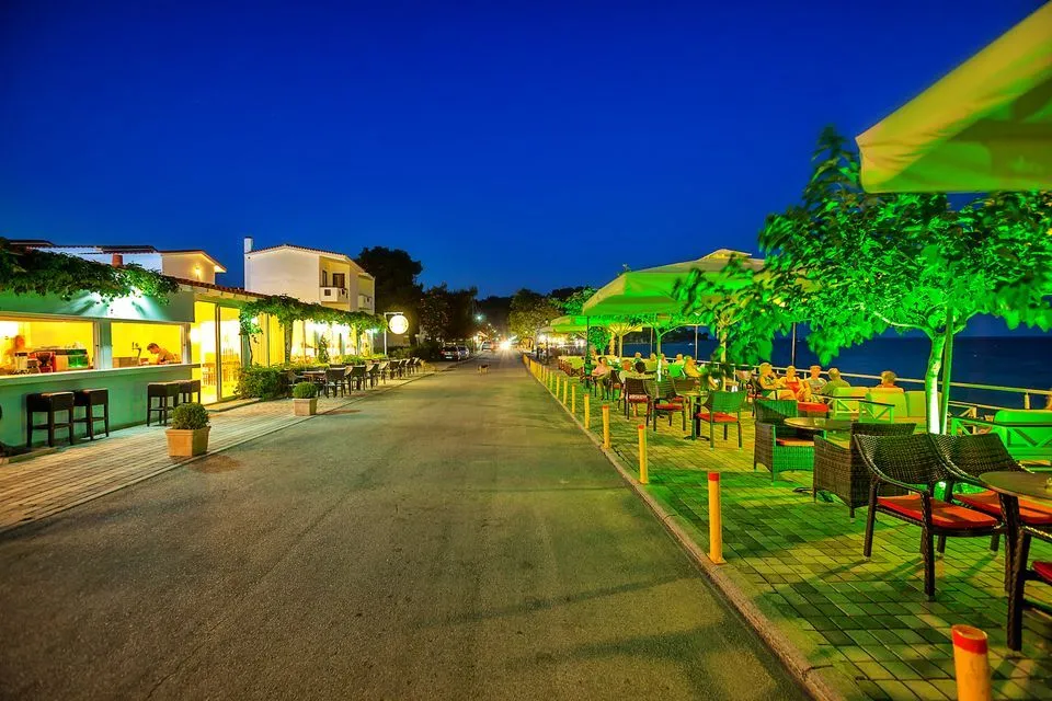 Xenios Dolphin Beach Hotel, Posidi, Grčka — plaža