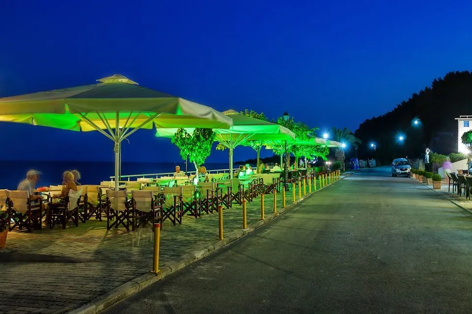 Xenios Dolphin Beach Hotel, Posidi, Grčka — plaža