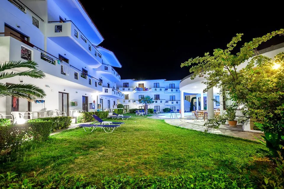 Xenios Dolphin Beach Hotel, Posidi, Grčka — plaža