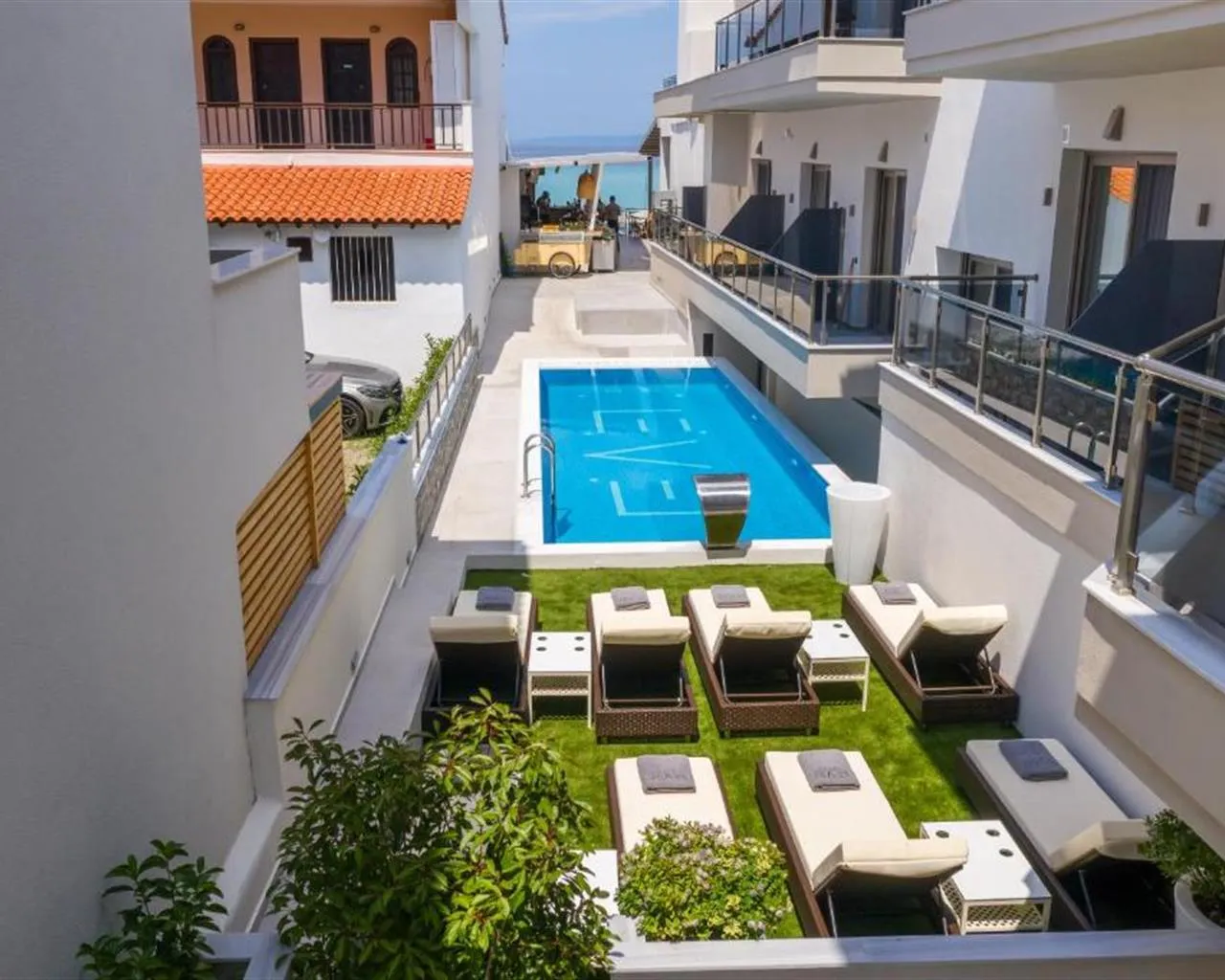 Sea Level Hotel, Polihrono